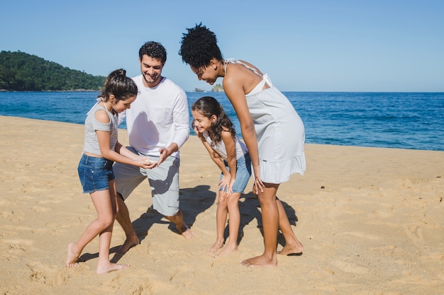 Familia feliz entusiasmada con la caracola