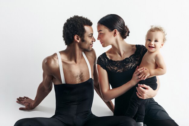 Una familia feliz en el espacio en blanco