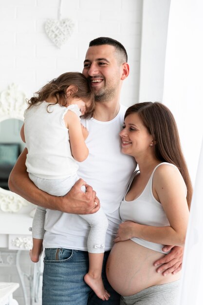 Familia feliz esperando un cuarto miembro