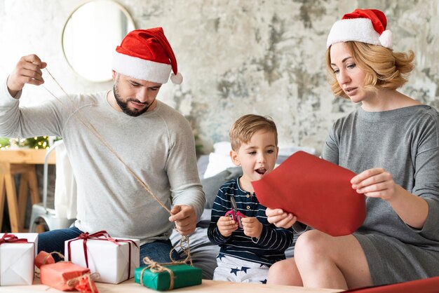 Familia feliz estar juntos el día de Navidad