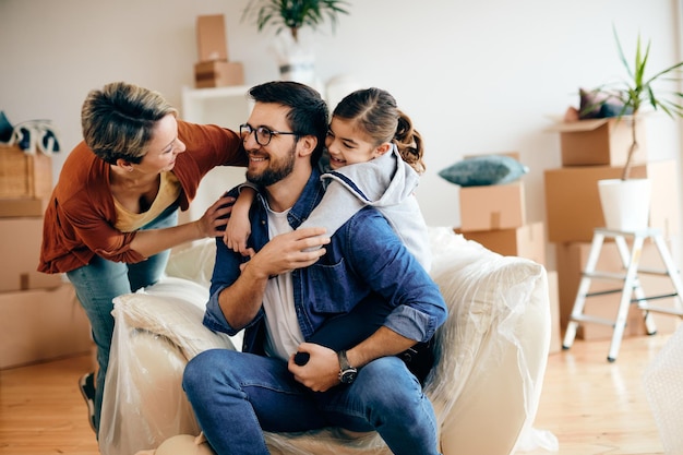 Foto gratuita familia feliz hablando y divirtiéndose mientras se muda a un nuevo hogar