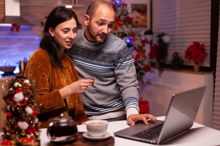 Foto gratuito familia feliz haciendo compras en línea comprando regalo de navidad con tarjeta de crédito
