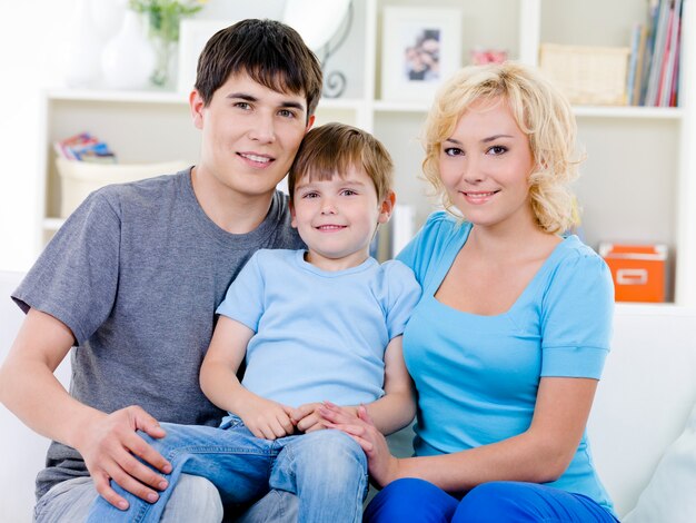 Familia feliz con hijo en casa