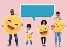 Foto gratuita familia feliz con iconos de emoji