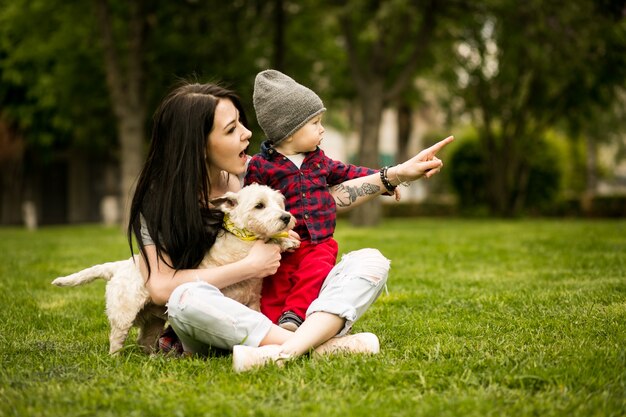 Familia feliz joven de la mujer del bebé