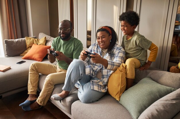 Familia feliz jugando juego de tiro completo