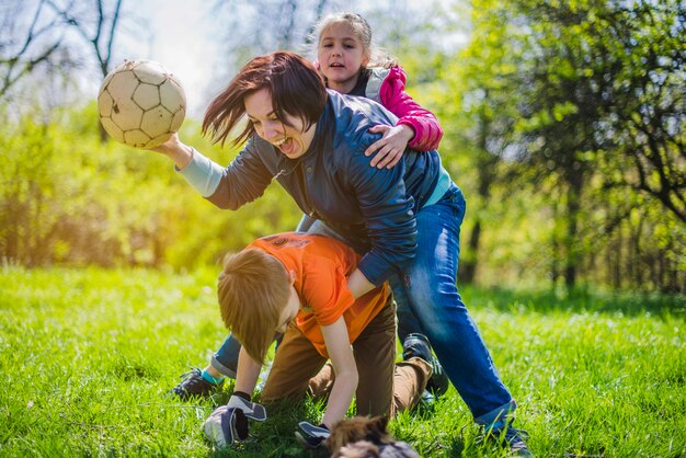 Familia feliz jugando con la pelota