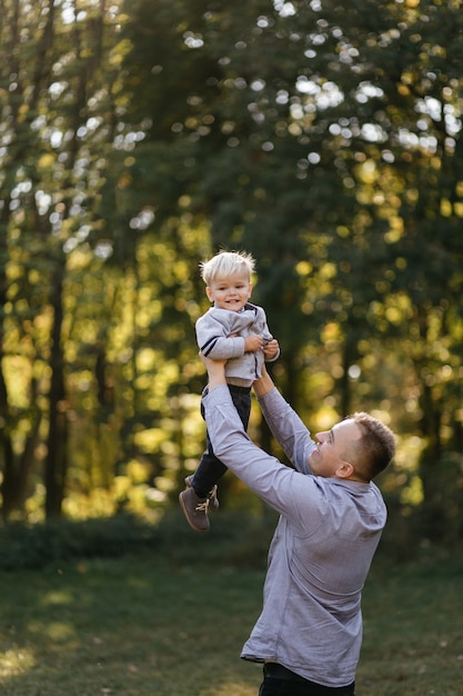 Foto gratuita familia feliz jugando y riendo en el parque otoño