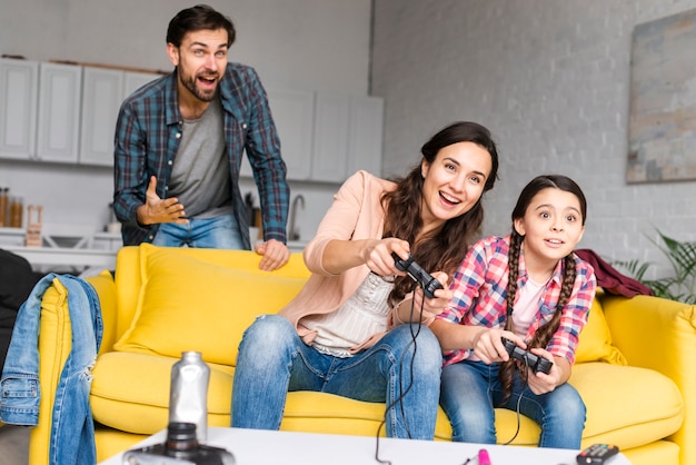 Familia feliz jugando videojuegos