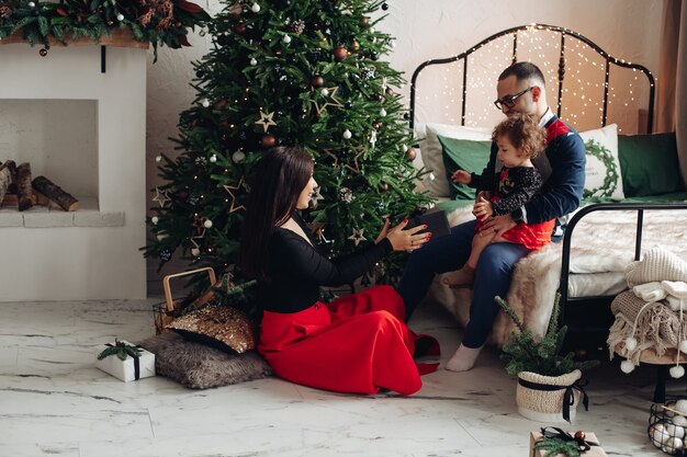 Familia feliz junta en casa.