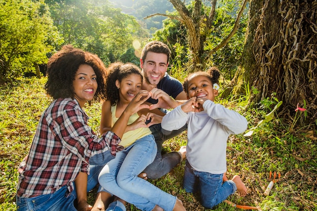 Familia feliz juntos en el campo