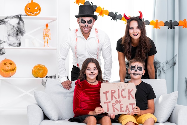 Foto gratuita familia feliz lista para halloween