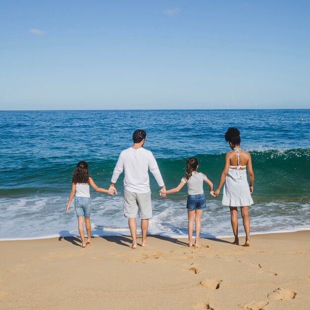 Familia feliz de la mano