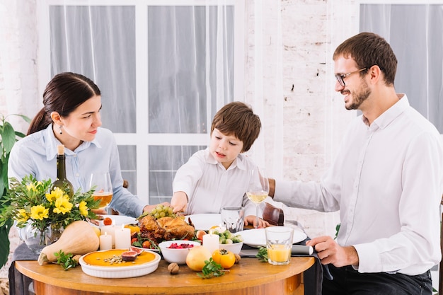 Familia feliz en la mesa festiva