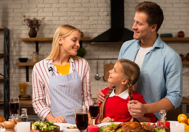 Familia feliz mirándose en la cocina