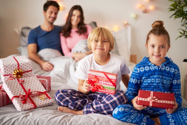 Familia feliz, en, navidad