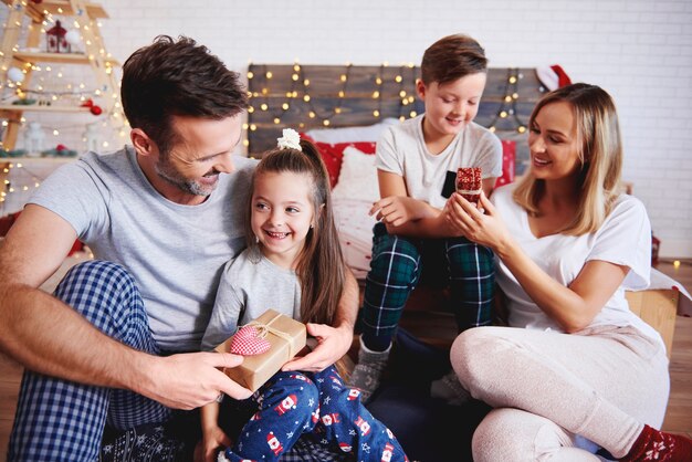 Familia feliz en Navidad