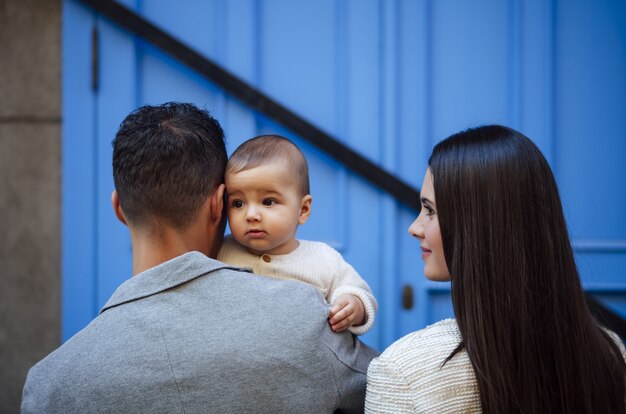 Familia feliz con una niña infantil