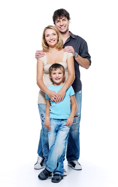 Familia feliz con niño posando en el espacio en blanco