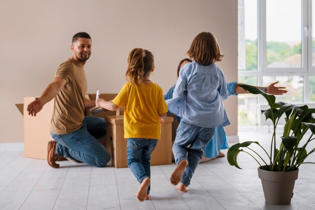 Familia feliz con niños mudándose a su nuevo hogar