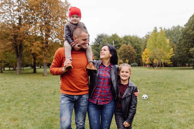 Familia feliz con niños en el parque