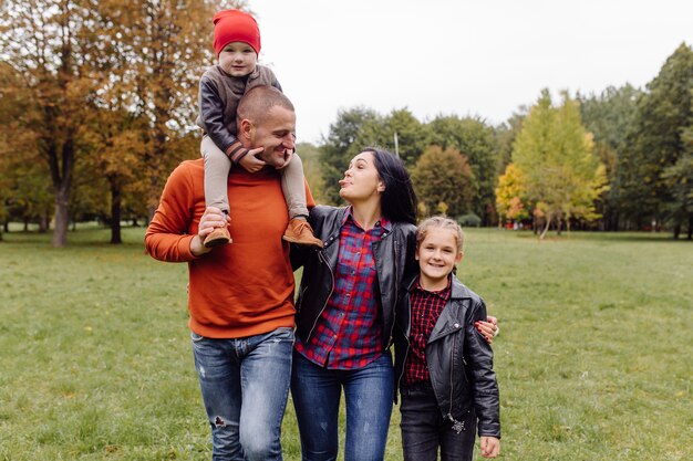 Familia feliz con niños en el parque