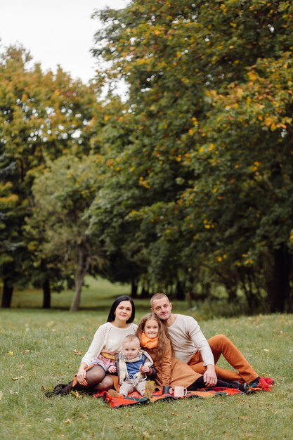 Familia feliz con niños en el parque