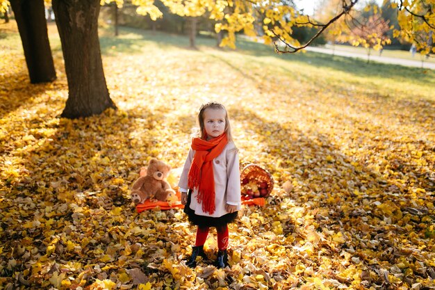 Familia feliz en otoño paseo