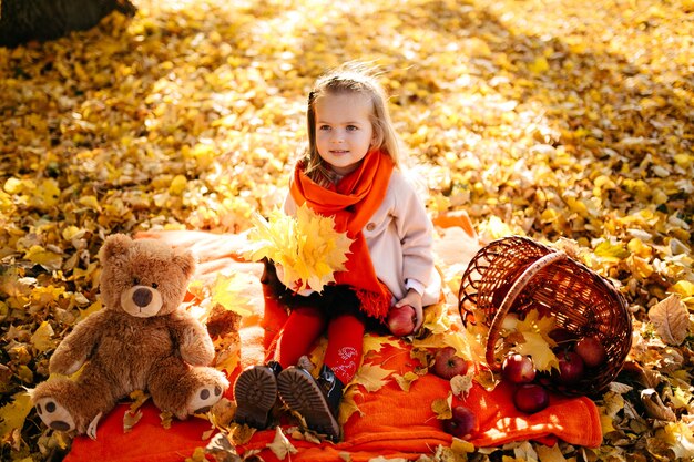 Familia feliz en otoño paseo