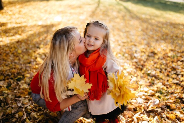 Familia feliz en otoño paseo