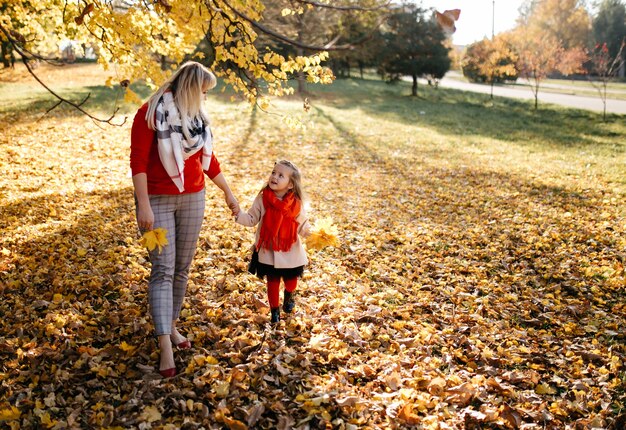 Familia feliz en otoño paseo