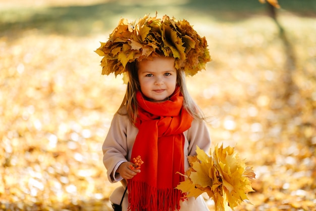 Familia feliz en otoño paseo