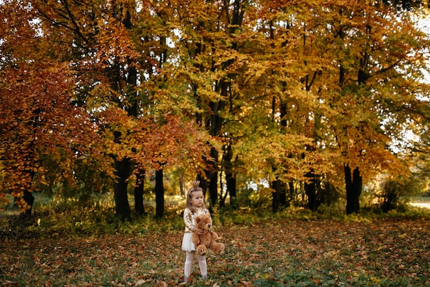 Familia feliz en otoño paseo