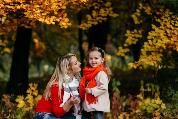 Familia feliz en otoño paseo