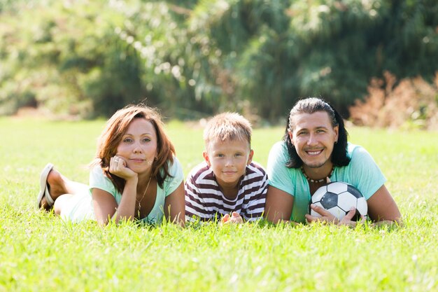 Familia feliz en el parque de verano