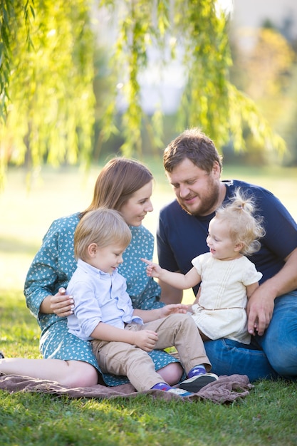 Foto gratuita familia feliz en el parque