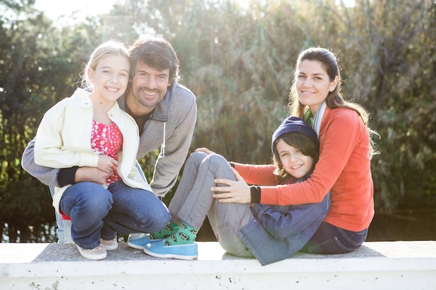 Familia feliz pasando el día juntos