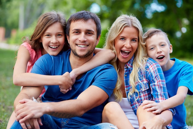 Familia feliz pasando tiempo juntos en la naturaleza verde