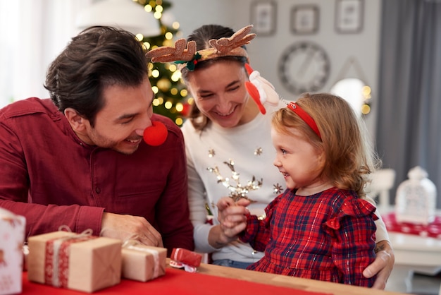 Familia feliz pasar la Navidad juntos en casa