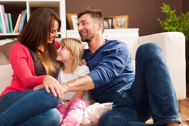 Familia feliz pasar tiempo en casa