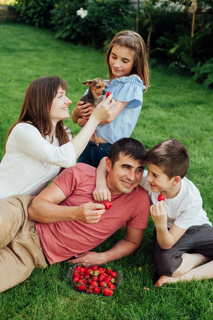 Familia feliz pasar tiempo con los demás en el parque