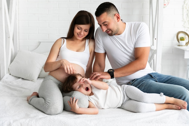 Familia feliz pasar tiempo juntos