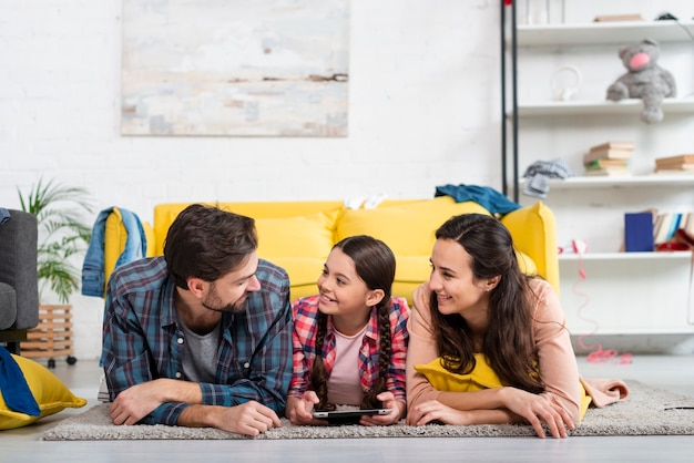 Familia feliz pasar tiempo juntos