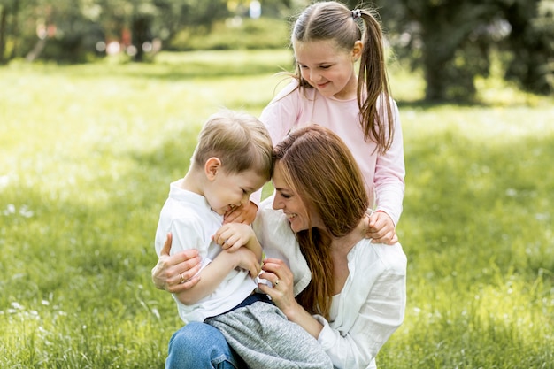 Familia feliz pasar tiempo en el parque