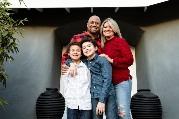 Foto gratuita familia feliz pasar las vacaciones en casa