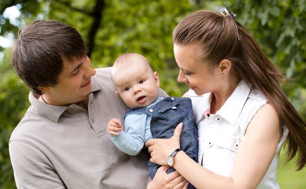 Familia feliz pasear por el parque