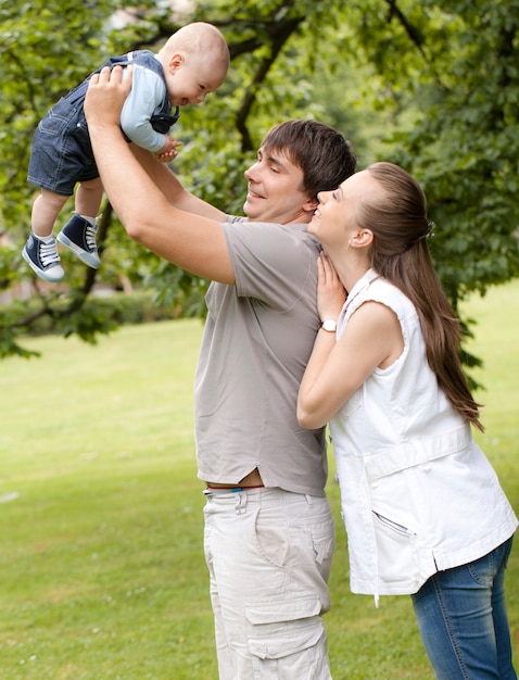 Foto gratuita familia feliz pasear por el parque