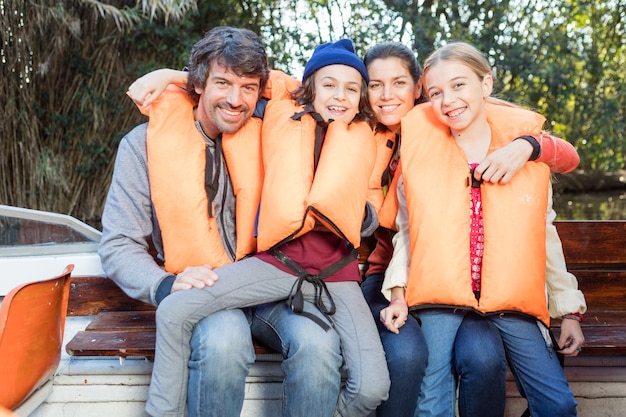 Familia feliz en un paseo en barco