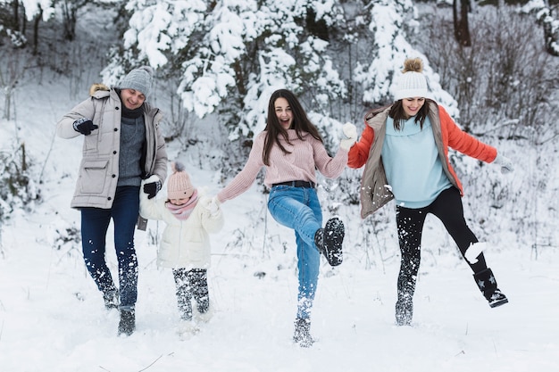 Familia feliz pateando nieve