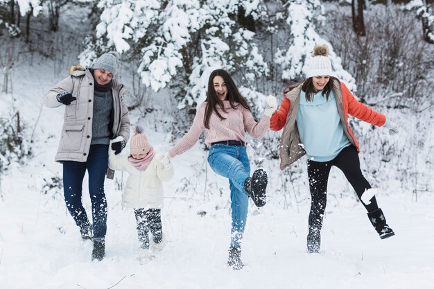 Familia feliz pateando nieve